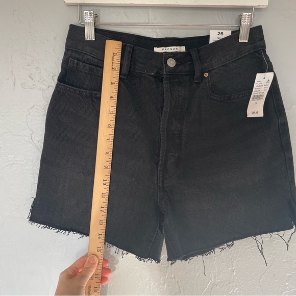 PacSun NWT 90’s Girlfriend Black Raven Denim Jean Shorts Frayed Hem Waist 26” - Picture 6 of 8